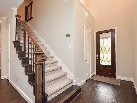 3rd image of 27 Silver Rock Dr
