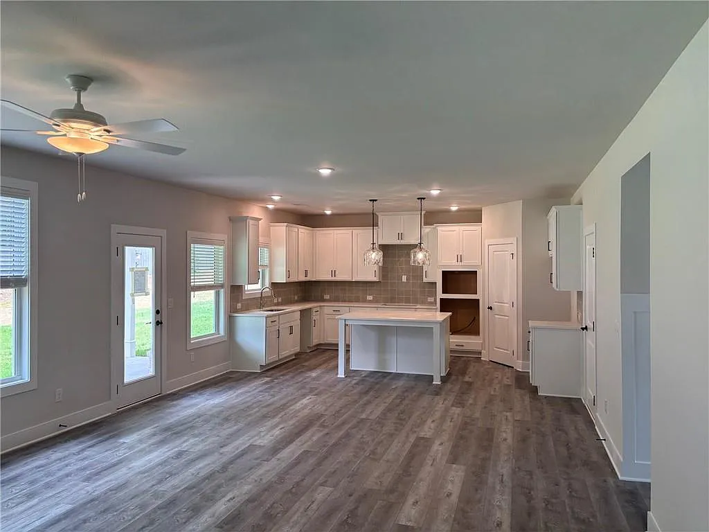 5 bed, 3.0 bath, 3140 sqft, $3,100 — Photo 3