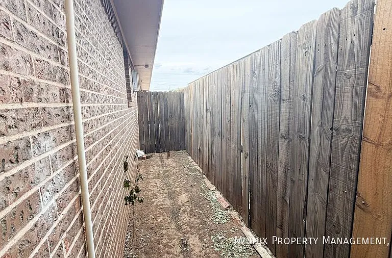 2113 S Loop 289 #B — Photo 11