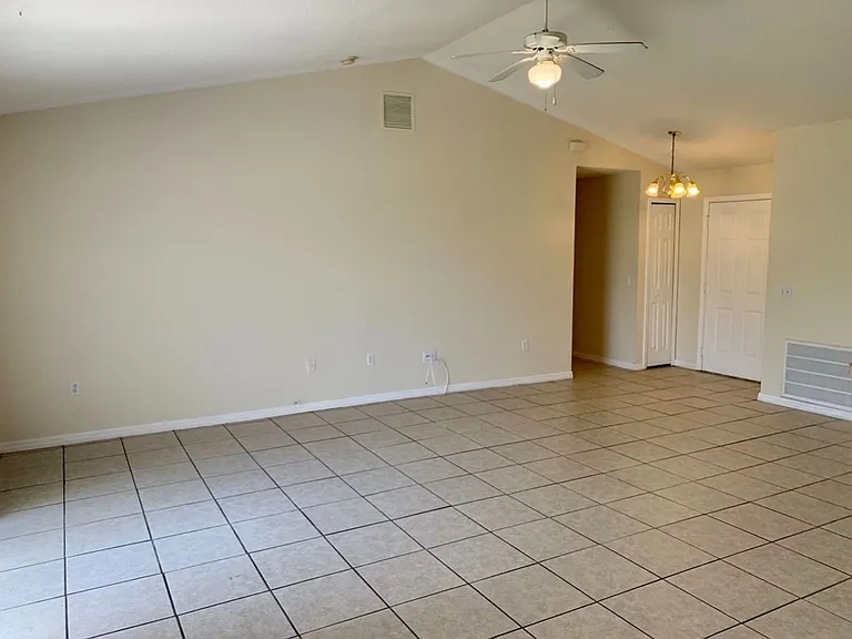 606 Robin Ln — Photo 3