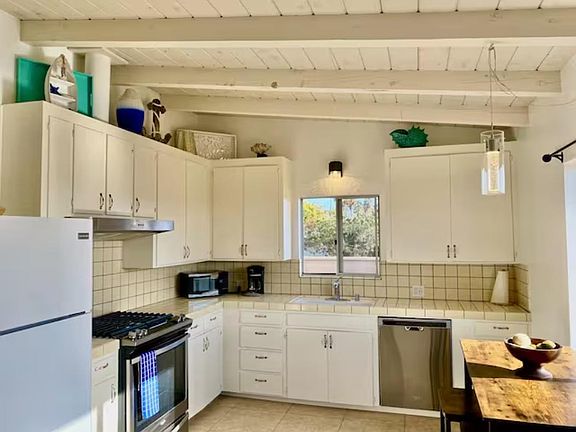 Fully Stocked Kitchen. Coffee & Keurig, Toaster Oven, Microwave, spices and more.