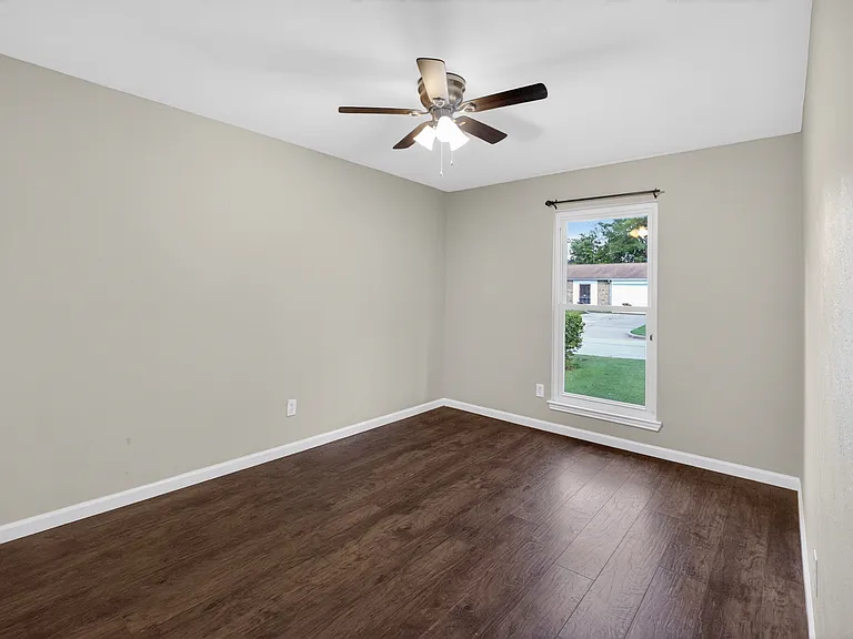 2219 Foxcroft Ln — Photo 9
