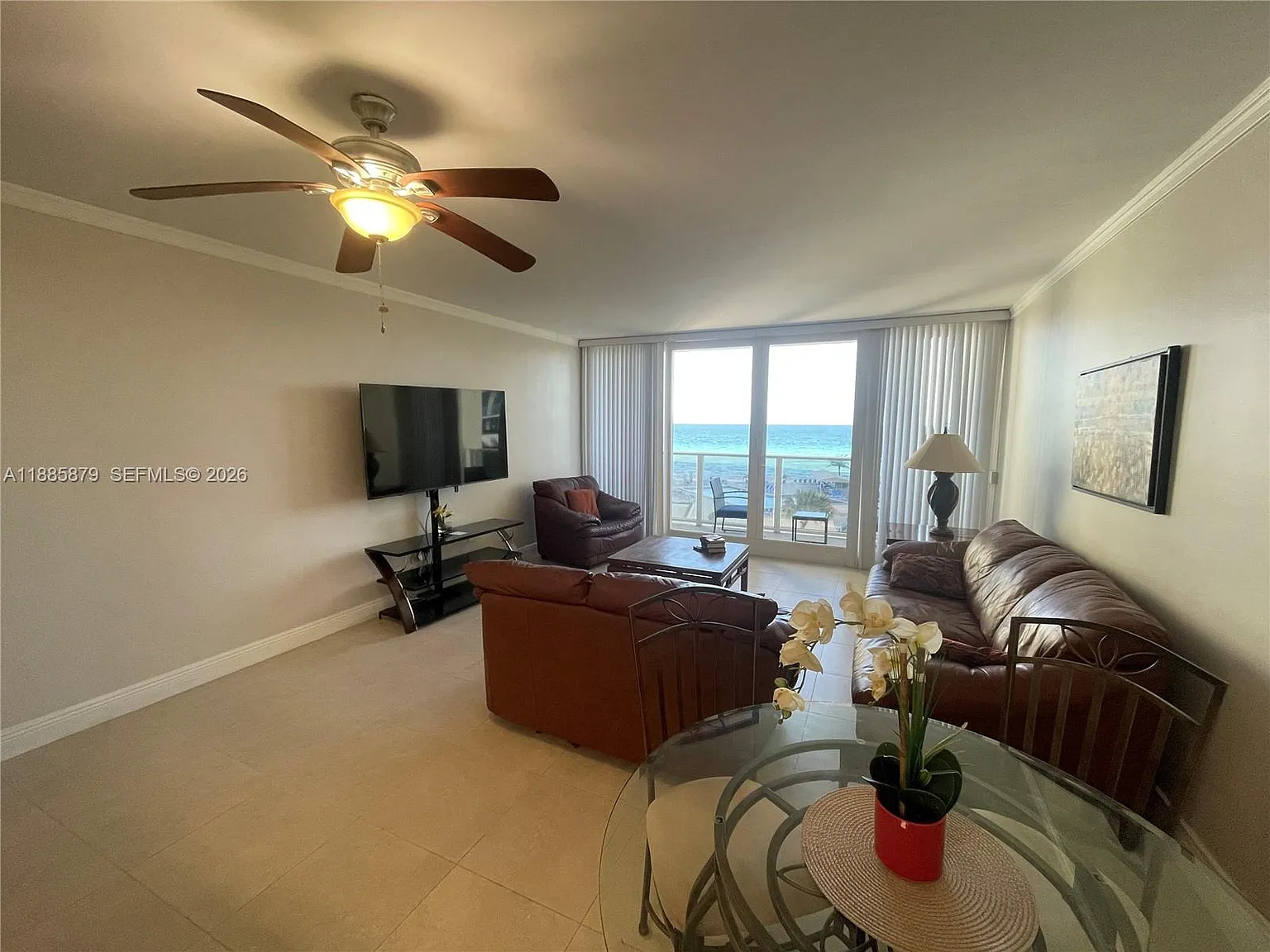 Alexander Towers Condo — Photo 4