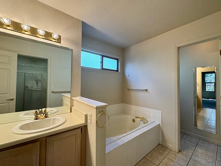 2404 S Holman Cir — Photo 12