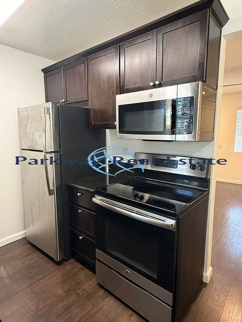 Broadway Apts — Photo 2