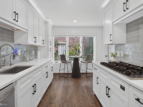3rd image of 4016 Chancery Ct NW