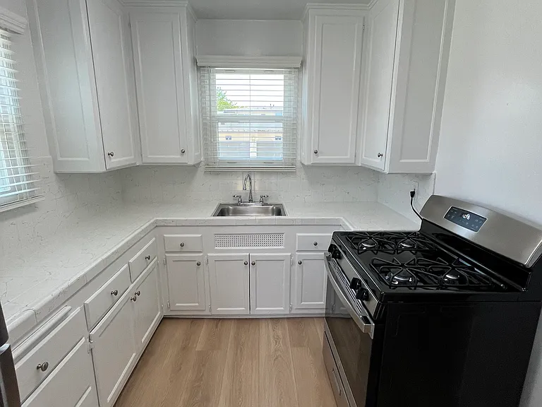 Stadium Park Apartments — Photo 23