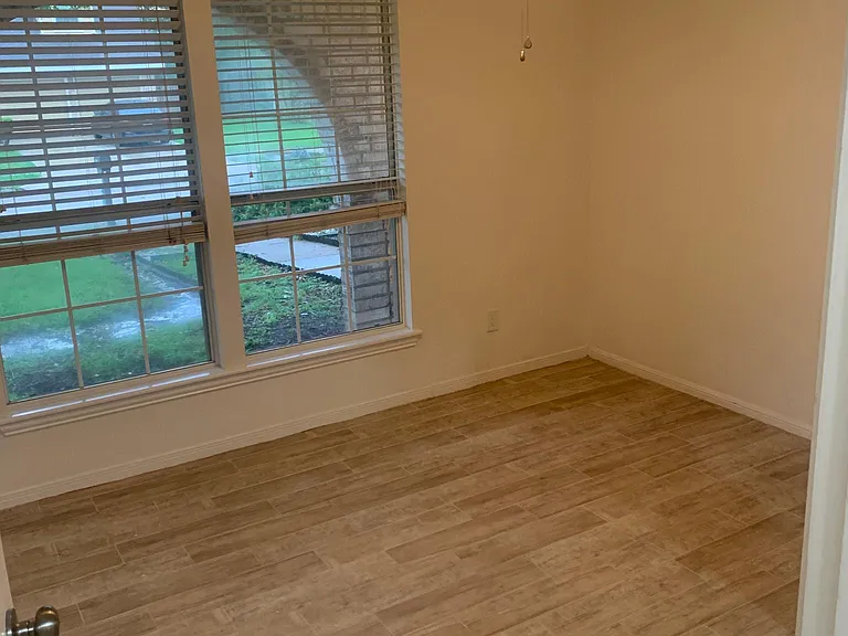 2510 Maxwell Ln — Photo 14