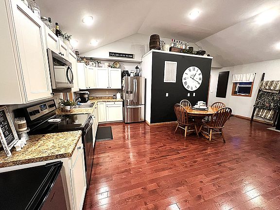 3rd image of 420 Oakwood St