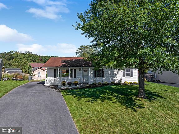 3rd image of 118 Golden Pond Cir