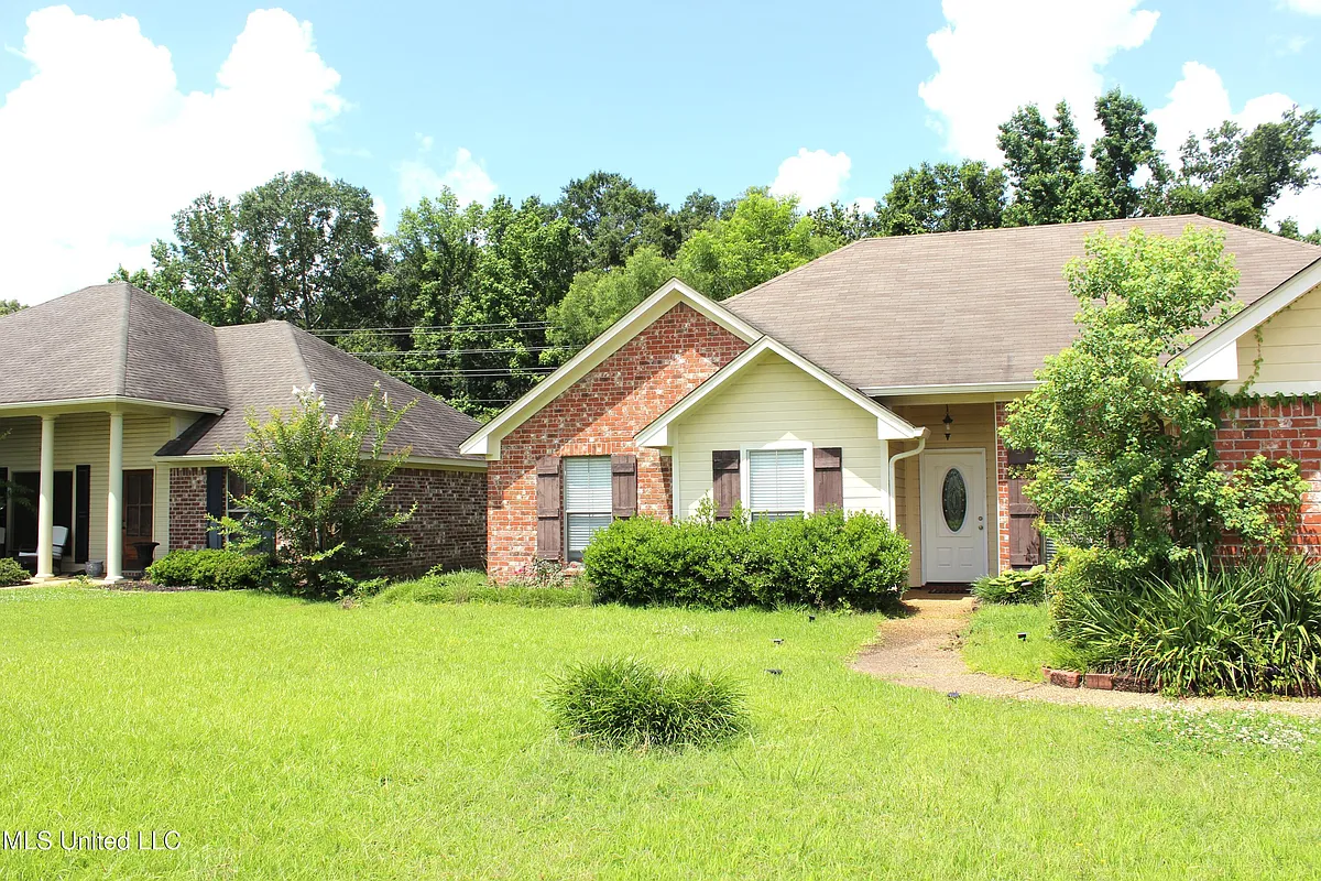 Building Photo - 900 Clubhouse Dr