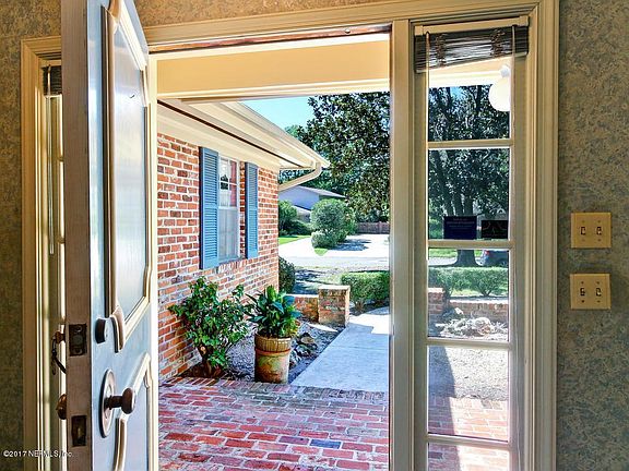 Pretty walk up and front foyer