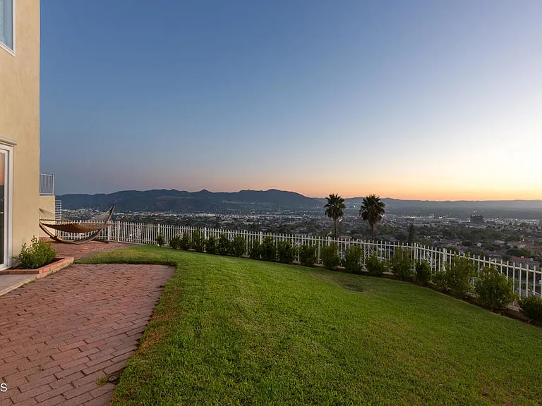 1234 E Tujunga Ave — Photo 64