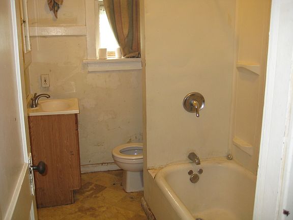 3rd image of 3943-3945 Oregon Ave #3943