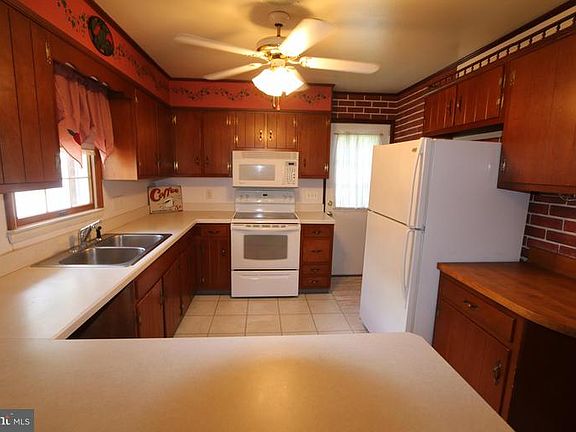 3rd image of 937 Rose Hill Ave