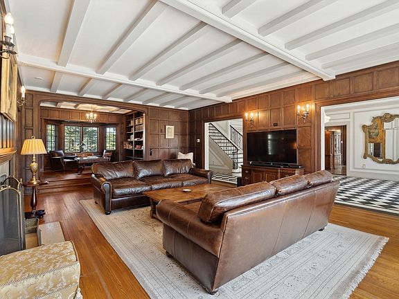 4th image of 105 Adin St