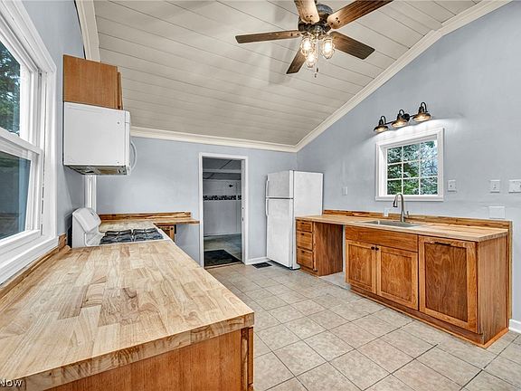 14th image of 262 E Walnut St