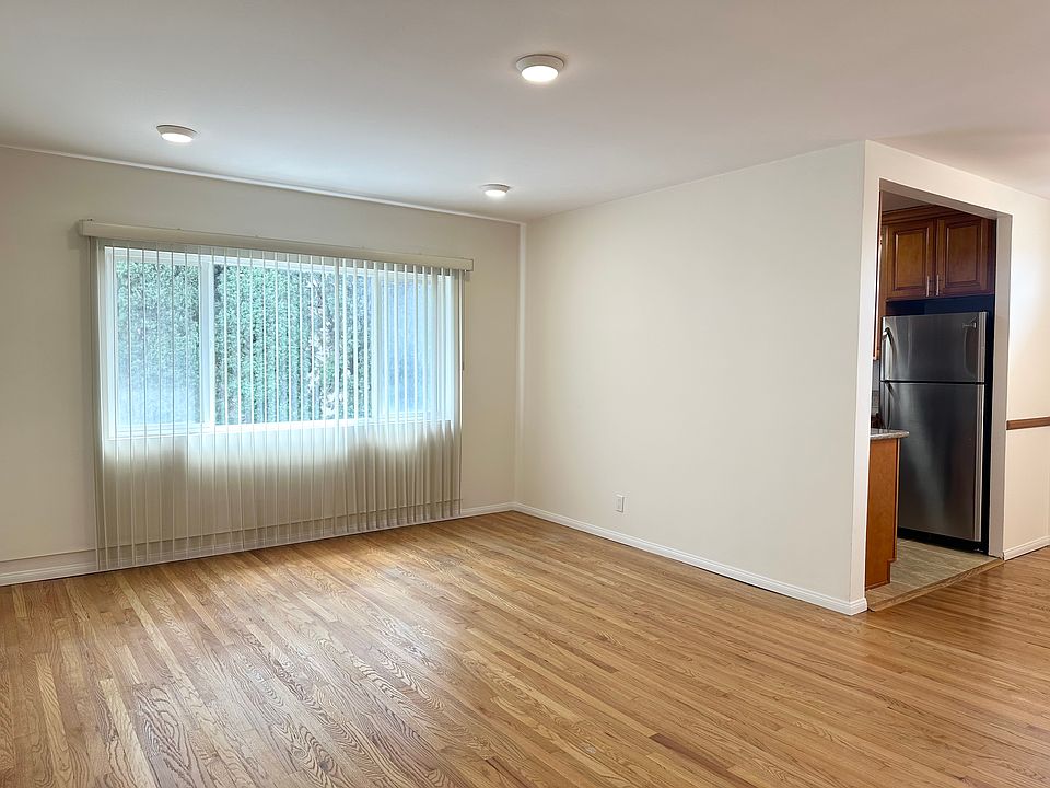 Livingroom with view to the kitchen