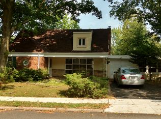 125 Baker Hill Rd, Great Neck, NY 11023