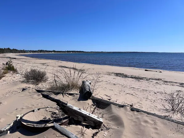8027 W Us Highway 2, Manistique, MI 49854