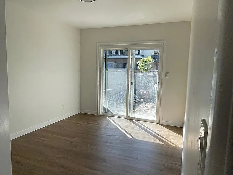 3814 S Bronson Ave — Photo 13