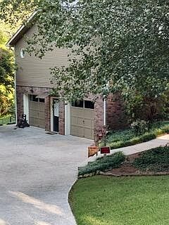 3rd image of 4952 Montcrest Dr