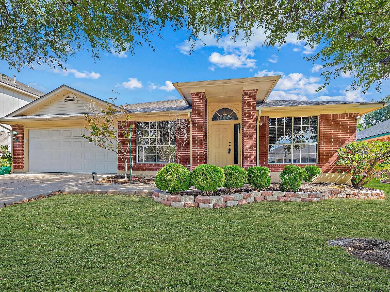 4 bed, 2.0 bath, 2101 sqft, $2,200 — Photo 3