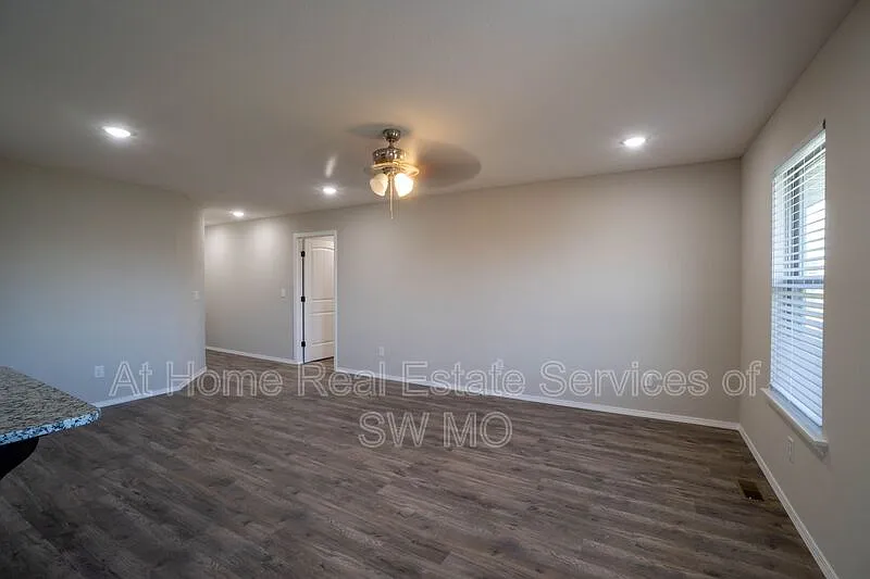 3 bed, 2.0 bath, 1267 sqft, $1,680 — Photo 3