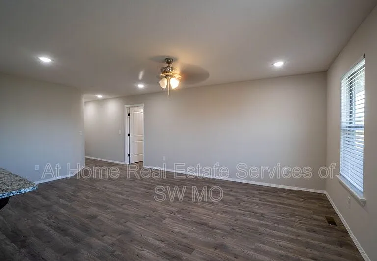 1810 S 15th Ave — Photo 5