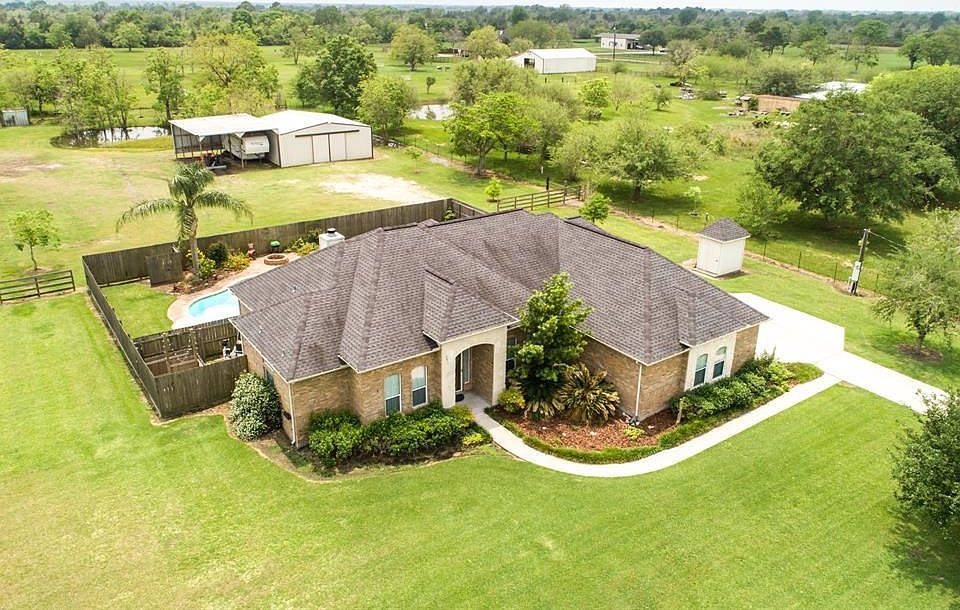 Bring your animals and enjoy this fabulous country home.