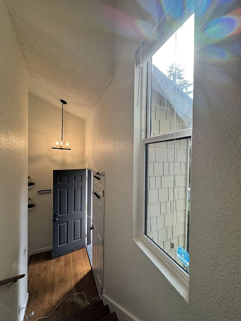 Quiet and cozy 2 bed 2 bath town home in Bellevue — Photo 4