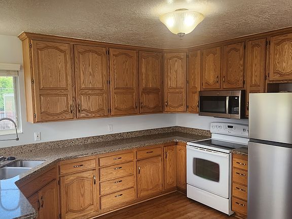 2nd image of 1527 E Murray Holladay Rd