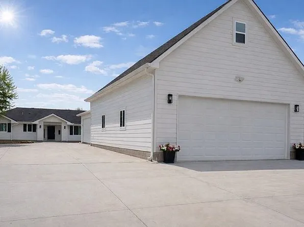 S1197 N Lake Shore Dr, Fremont, NE 68025