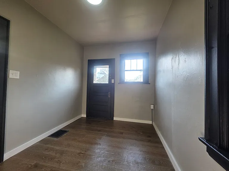 1624 Woodburn Ave — Photo 6