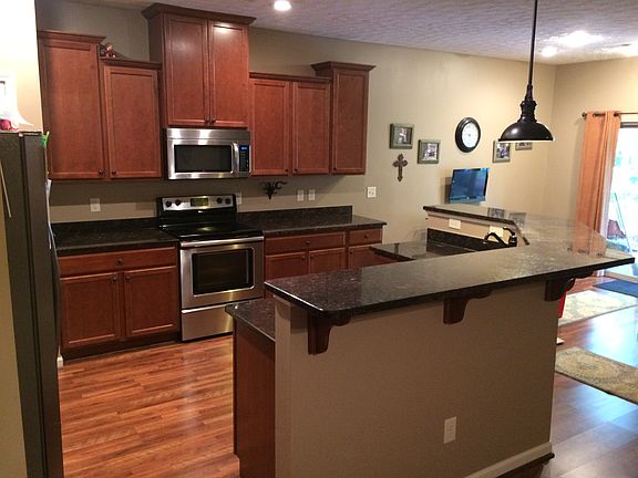 Kitchen w/ boomerang island