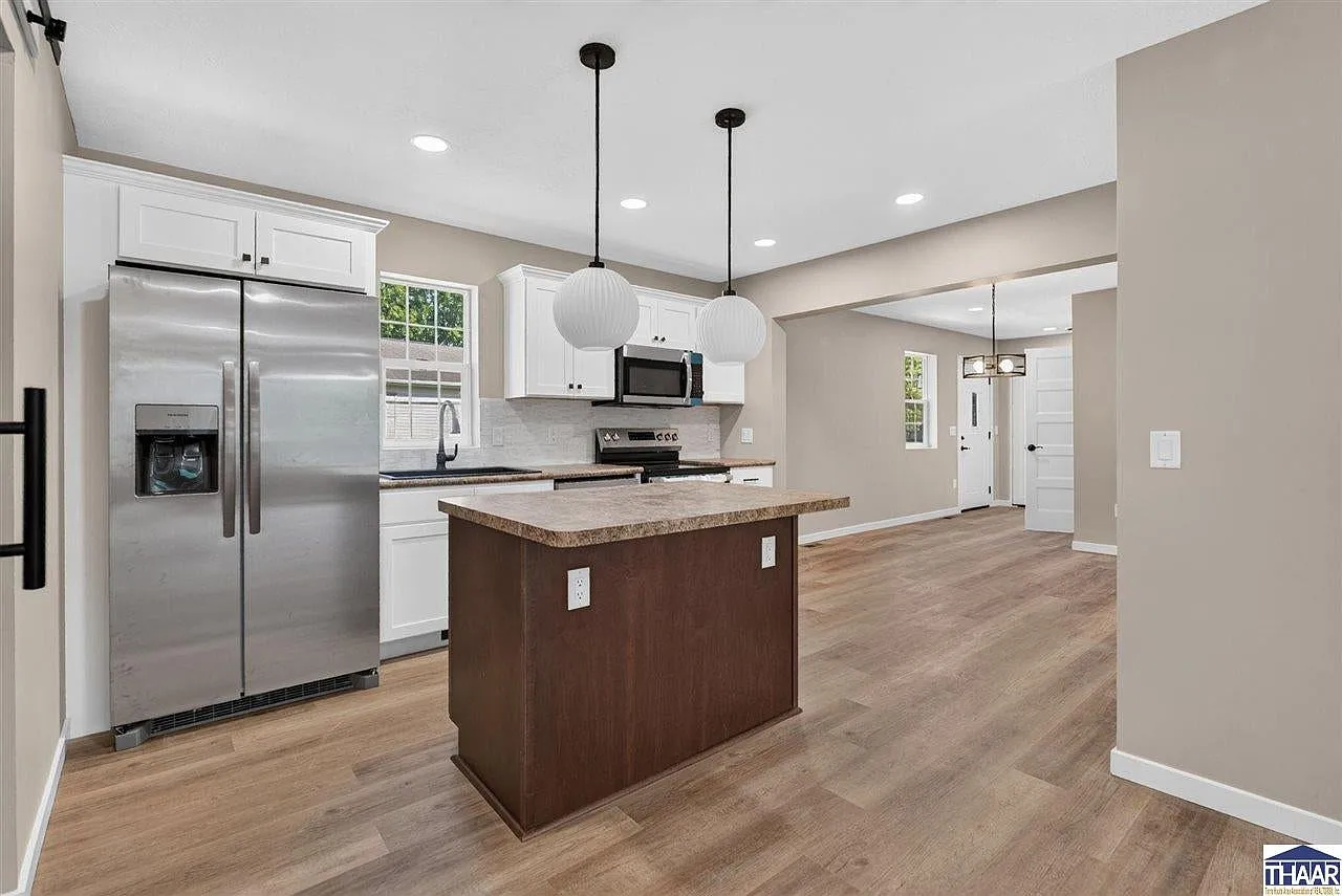 2 bed, 810 sqft, $2,100 — Photo 3