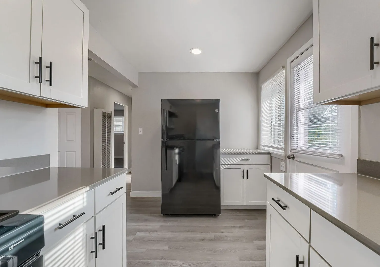 Charming 2bed/1bath Apartments in Lakewood! — Photo 3