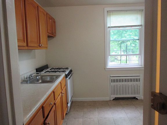 4th image of 154 Bard Ave #17B