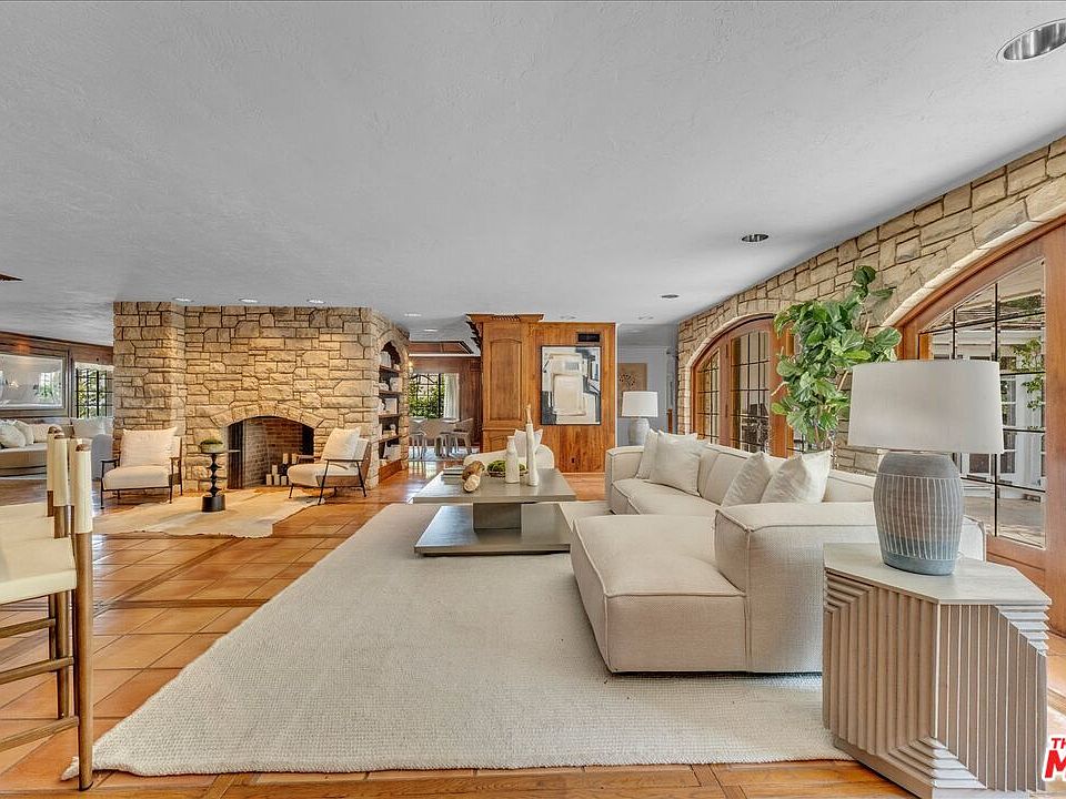 1st image of 16560 Park Lane Cir