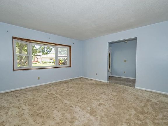 4th image of 5021 Lake Miriam Cir