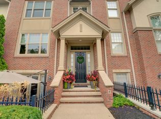 8 Astor Pl, Rocky River, OH 44116