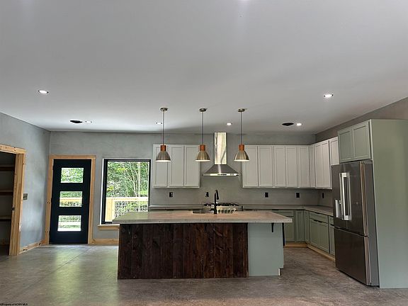 2nd image of 205 Venice Pl