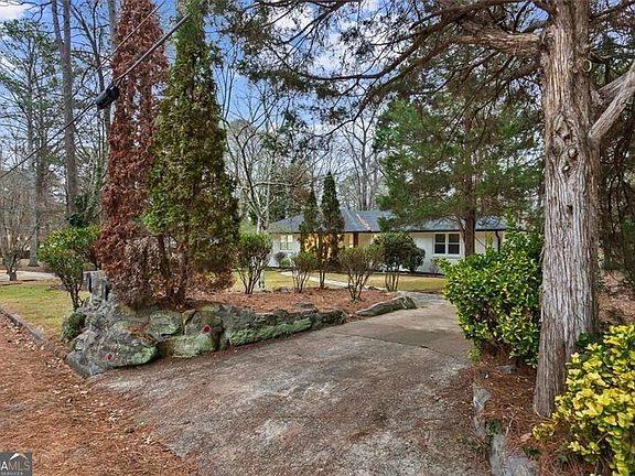 5th image of 459 Thackeray Pl SW