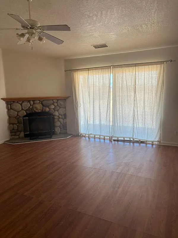 3 bed, 2.0 bath, 1560 sqft, $2,300 — Photo 3