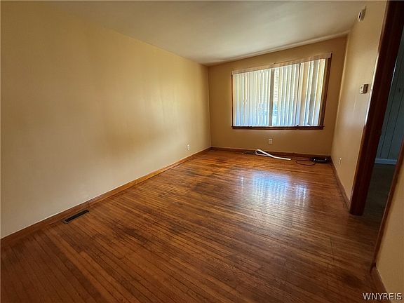 5th image of 889 Oliver St