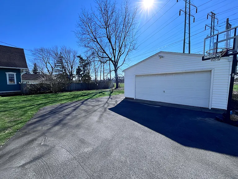 85 Royal Pkwy W — Photo 30