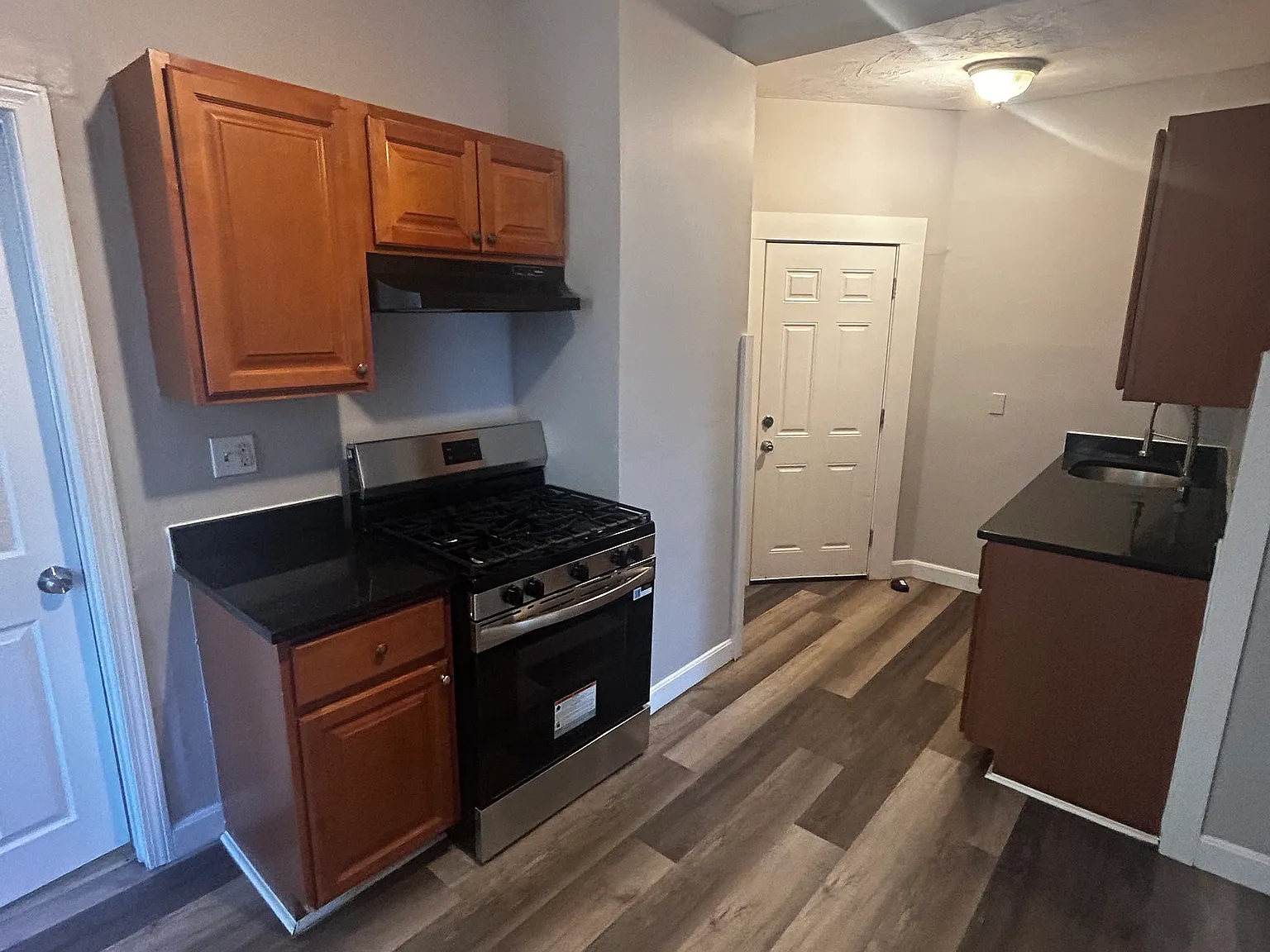 3 bed, 1100 sqft, $2,899 — Photo 3