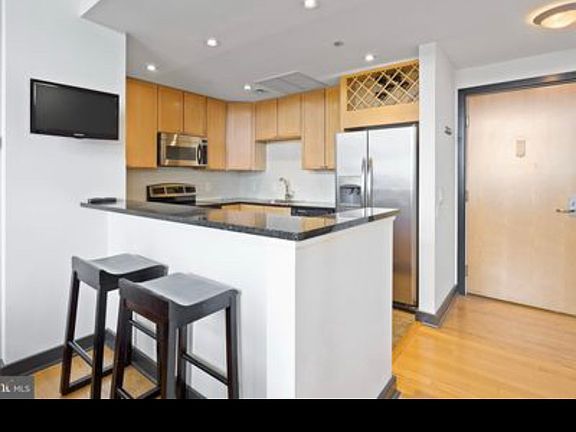 3rd image of 111 S 15th St #Penthouse P302