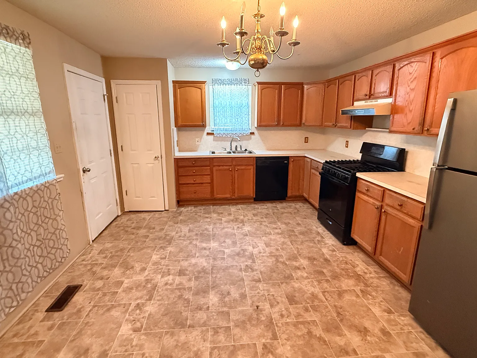 3 bed, 1410 sqft, $1,200 — Photo 2