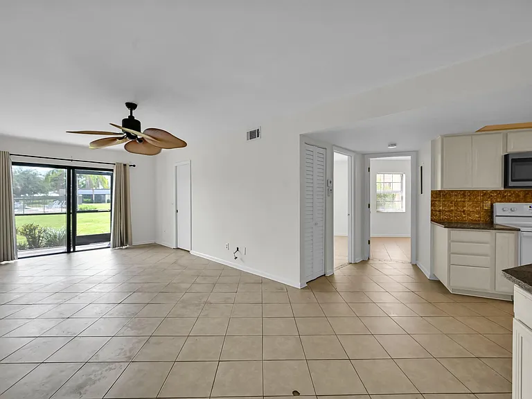 2013 NE Collins Cir #50 — Photo 3